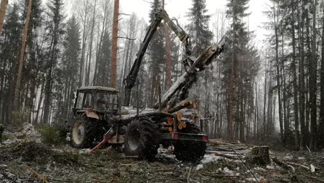 Cargador-De-Troncos-En-El-Trabajo-En-Un-Bosque-De-Invierno-Durante-La-Tormenta-De-Nieve---Plano-Completo