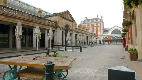 Encierro-En-Londres,-Plaza-Del-Mercado-De-Covent-Garden-Desierta-Con-Señal-De-Distanciamiento-Social-De-2-M,-Durante-La-Pandemia-De-Coronavirus-2020,-En-Un-Día-Nublado