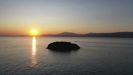 Eine-Kleine-Insel-Vor-Dem-Strand-Von-Vlychos-Plakes-Auf-Der-Insel-Hydra,-Griechenland