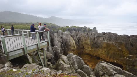 Turistas-En-Una-Plataforma-De-Observación-Tomando-Fotos-De-Un-Espiráculo