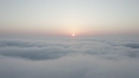Blick-Auf-Die-Flauschigen-Wolken-Von-Oben-Bei-Einem-Wunderschönen-Sonnenaufgang