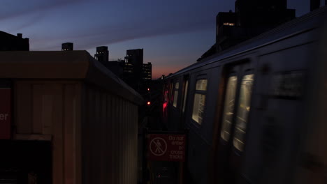 Die-U-Bahn-Fährt-In-Der-Abenddämmerung-Von-Der-Myrtle-Avenue-Ab