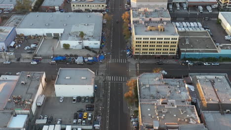 Drohnenaufnahme,-Die-Ein-Riesiges-Obdachlosenlager-In-Der-Skid-Row-Der-Innenstadt-Von-Los-Angeles-Zeigt