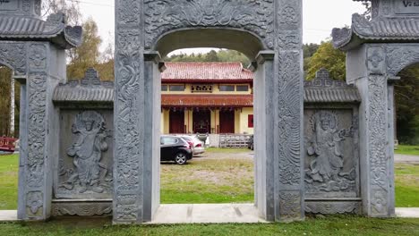Pasando-Por-Un-Portal-De-Piedra-Con-Arcos-Fuera-Del-Templo-Budista-Tradicional
