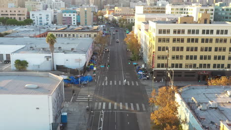 Disparo-De-Dron-Que-Muestra-Un-Campamento-Masivo-De-Personas-Sin-Hogar-En-El-Barrio-Bajo-Del-Centro-De-Los-Ángeles