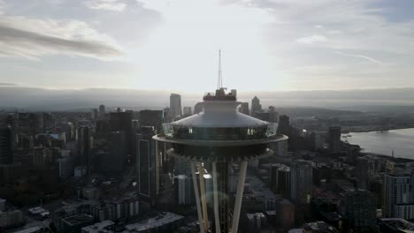 El-Sol-Se-Refleja-En-La-Plataforma-De-Observación-De-Cristal-De-La-Icónica-Aguja-Espacial-De-Seattle,-órbita-Aérea