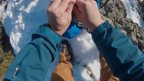 Un-Hombre-Empacando-Equipos-De-Cámara-En-La-Cima-De-La-Montaña