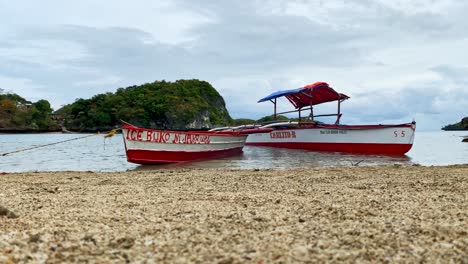 Zwei-Philippinische-Bangka-Boote-Am-Ufer-Eines-Sandstrandes
