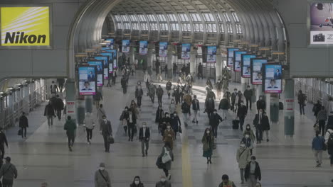 Viajeros-Con-Máscaras-Caminando-En-La-Estación-Shinagawa-Jr-Durante-La-Hora-Pico-En-Tokio,-Japón