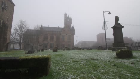 Weite-Aufnahme-Des-Rathauses-Von-Rutherglen-Vom-Friedhof-Der-Alten-Pfarrkirche