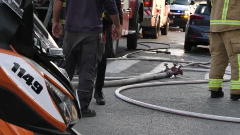 Acción-De-Rescate-De-Incendios-De-La-Ciudad,-Equipo-De-Bomberos,-Vehículos-Especiales,-Manguera-De-Agua-En-Una-Calle