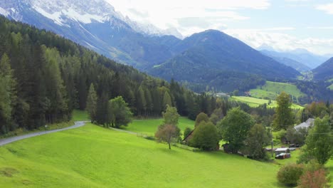 Luftaufnahme-über-üppig-Grünem-Tal-In-Schaidasatte,-Österreich