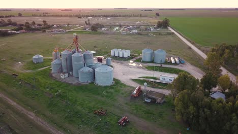 Luftaufnahme-Alter-Landwirtschaftlicher-Silos-Bei-Sonnenuntergang-In-Einer-Kleinen-Ländlichen-Stadt