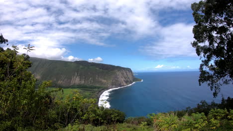 Panoramablick-Auf-Das-Waipio-Tal-An-Der-Küste-Von-Hamakua,-Hawaii,-Schwenk-Von-Links-Nach-Rechts