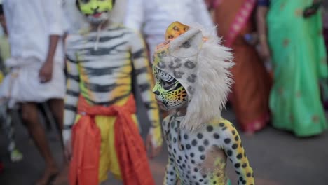 Niño-En-Pintura-Lepord-Y-Traje