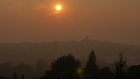 Gebäude-Und-Bäume-In-Vancouver,-Kanada,-Die-Tagsüber-Mit-Dunstigem-Rauch-Von-Den-Us-waldbränden-Bedeckt-Sind---Schlechte-Luftqualität,-Gesehen-Vom-Großraum-Vancouver---Weitwinkelaufnahme