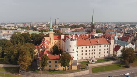 Vista-Asombrosa-Del-Paisaje-Urbano-De-La-Capital-De-Letonia-Con-El-Castillo-De-Riga,-El-Pan-Circular,-El-Día