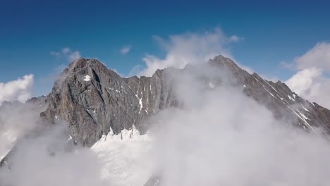Luftannäherung-An-Die-Bergkette-Des-Schreckhorn-Gipfels-In-Den-Schweizer-Alpen-In-Der-Region-Grindelwald