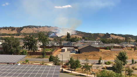 Camión-Cisterna-Arroja-Retardante-De-Fuego-Sobre-La-Hierba-Y-Los-Incendios-Forestales-Que-Se-Acercan-A-Las-Casas-Residenciales