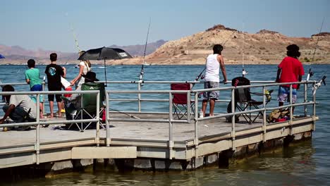 Gente-Pescando-En-El-Muelle-Del-Lago-Hidromiel