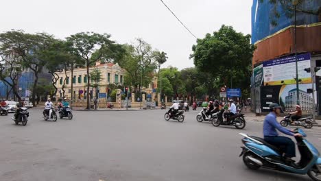 Motocicletas-Por-Las-Calles-De-Hanoi-En-Una-Tarde-Nublada