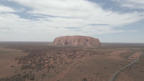 Ayers-Rock---Una-Enorme-Formación-Rocosa-De-Arenisca-En-El-Parque-Nacional-Uluru-kata-Tjuta-En-El-Territorio-Del-Norte,-Australia