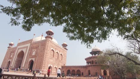 Vista-Desde-La-Pasarela-Hasta-La-Casa-De-Huéspedes-Mehmaan-Khana-Además-De-Taj-Mahal---Amplia-Toma-De-Seguimiento-Del-Carro