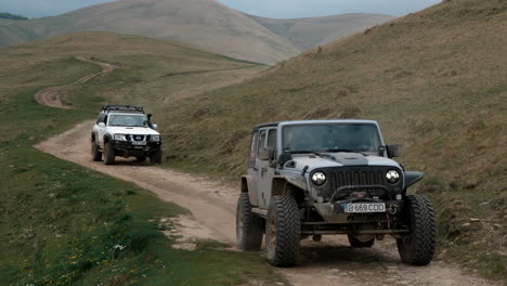 Ein-Auto,-Das-Durch-Den-Wanderweg-Auf-Einem-Berg-Fährt