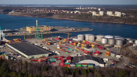 Zoom-De-Lapso-De-Tiempo-De-Movimiento-En-El-Puerto-De-Contenedores-De-Frihamnen,-Estocolmo