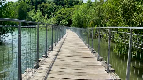 Spaziergang-Entlang-Der-Malerischen-Küstenpromenade-In-Den-Feuchtgebieten-Von-Chek-Jawa-In-Pulau-Ubin-Singapur-An-Einem-Sonnigen-Tag---Annäherung