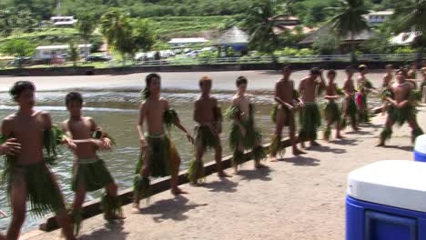 Nuku-Hiva-Traditionelle-Tanzgruppe,-Die-Haka-tanz-Aufführt