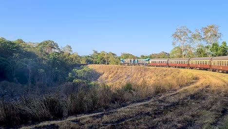 Kuranda-Szenische-Eisenbahnwagen-In-Bewegung.-Schuss-Folgen