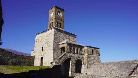 Wunderschöner-Uhrturm-Der-Stadt-Gjirokastra,-Der-Im-Mittelalter-Aus-Geschnitzten-Steinen-Erbaut-Wurde