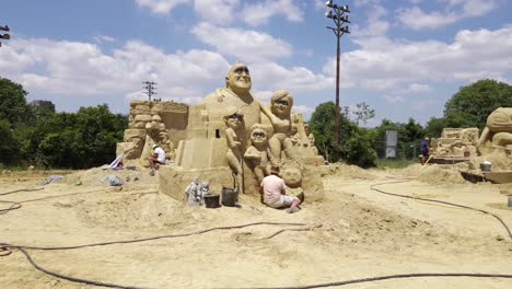 Hombre-Terminando-La-Increíble-Escultura-De-Arena-En-El-Festival-De-Arena-En-Burgas,-Bulgaria---Disparo-Hacia-Adelante