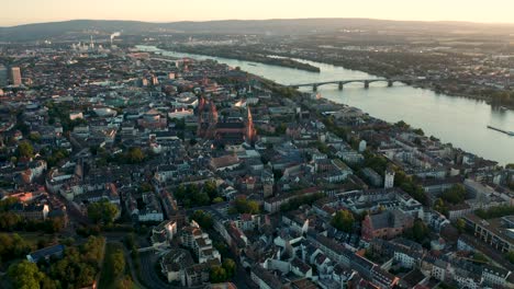 Mainz-Die-Biontechstadt-Aus-Einer-Drohnenansicht,-Die-Den-Roten-Dom-Im-Morgenlicht-Mit-Der-Alten-Brücke-Im-Hintergrund-Zeigt