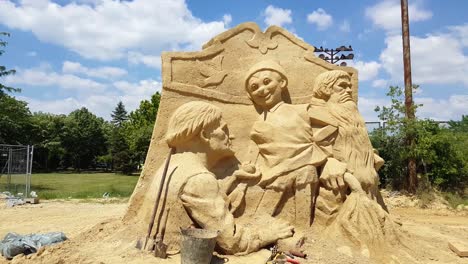 Sandfiguren-Im-Tageslicht---Burgas,-Bulgarien--weit