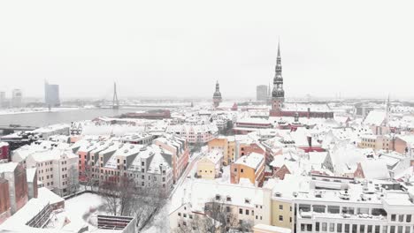 La-Temperatura-Más-Fría-Del-Invierno-Gruesa-Capa-De-Nieve-Antigua-Riga-Letonia-Europa
