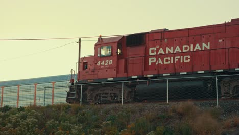 Locomotora-Del-Motor-Del-Tren-De-Carga-Del-Pacífico-Canadiense-Al-Ralentí-Durante-El-Anochecer-Cinemático-Prores-4k