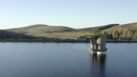 Aerial-view-of-Backwater-Reservoir-and-pumping-station-on-an-autumn-morning-near-the-town-of-Kirriemuir-in-Angus,-Scotland