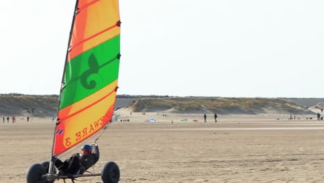 Blokart-Geht-In-Der-Nähe-Am-Strand-Von-Brouwersdam-Vorbei,-Zeitlupe,-Niederlande