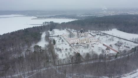 Antena:-Monasterio-Pažaislis-En-Invierno-Con-árboles-Cerca-Del-Embalse-De-Kaunas