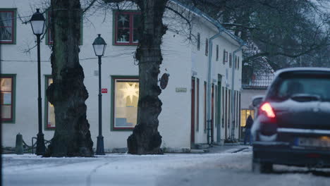 Linternas-De-Estrellas-Cuelgan-En-Las-Ventanas-En-Suecia-Durante-Todo-El-Período-De-Navidad,-Durante-La-Pandemia-De-Covid-19