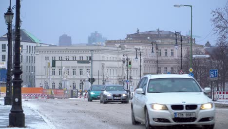 Coches-Circulando-Por-Las-Calles-Heladas-Y-Nevadas-De-Berlín-En-El-Frío-Día-De-Invierno