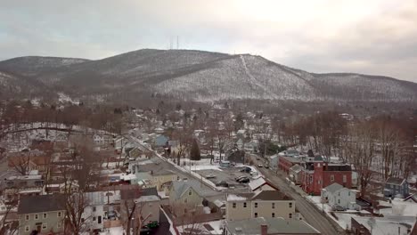 Imágenes-Aéreas-De-Beacon,-Nueva-York-Que-Muestran-El-Monte-Beacon-En-El-Fondo-En-Invierno-Con-Nieve-En-El-Suelo