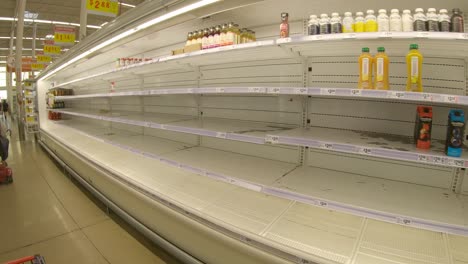 Estantes-Refrigerados-Casi-Vacíos-Para-Jugo-En-La-Tienda-De-Comestibles-Heb