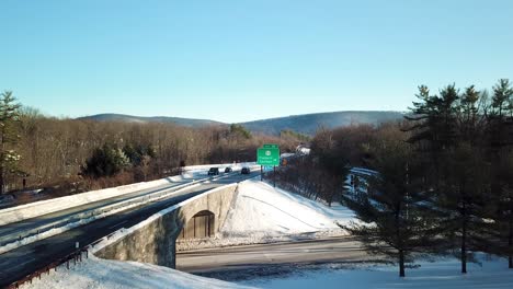 Coches-Que-Viajan-Por-La-Avenida-Estatal-Taconic-En-El-Cruce-De-Hopewell-En-El-Condado-De-Dutchess,-Nueva-York-En-Invierno