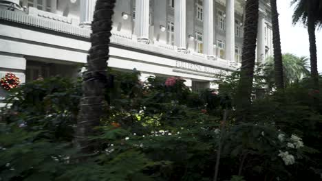 Jardín-Al-Borde-De-La-Carretera-Junto-Con-El-Edificio-Fullerton-En-Singapur