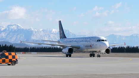 Turkish-Airlines-Airbus-A320-Hinter-Mir-Mit-Wunderschönen-Bergen