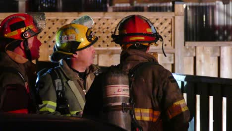 Kanadische-Feuerwehrleute-Mit-Helm-Besprechen-Gefährliche-Situation-Nach-Wohnungsbrand