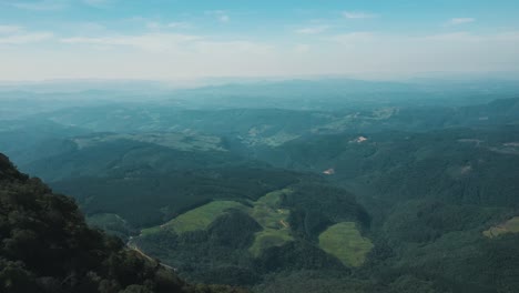 Dos-Excursionistas-En-La-Cima-De-Un-Cañón-Brasileño-De-Montaña,-Canion-Da-Ronda,-Santa-Catarina,-Brasil